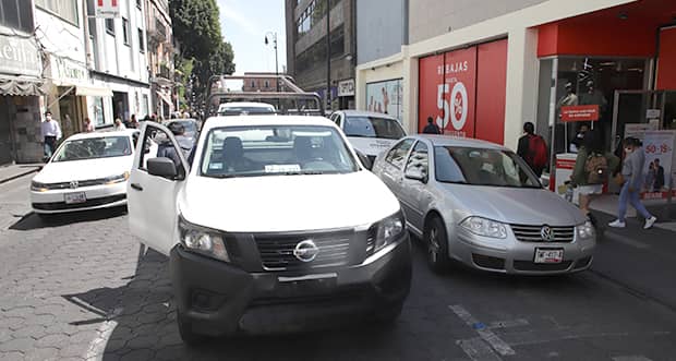 Hasta mil 200 pesos de multa por estacionarte en zona de obras