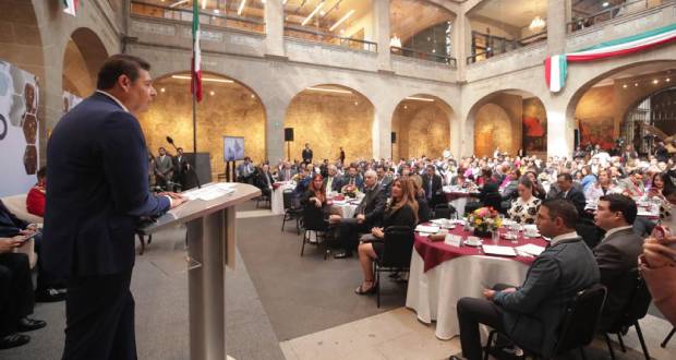 Alejandro Armenta llama a revalorar el papel de los juristas