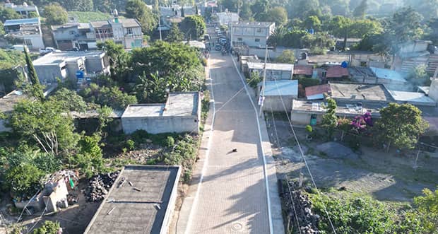 En Azumiatla, Ayuntamiento entrega rehabilitación de calles