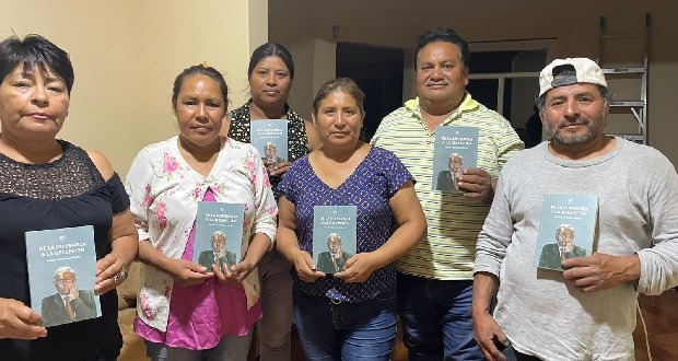 Colonos de Atlixco leen nuevo libro de Aquiles Córdova
