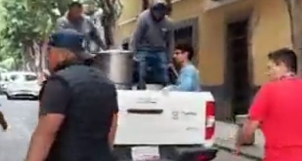 Normatividad retira carrito de elotes a vendedoras en el Carolino