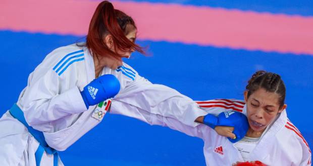 La atleta poblana Yuriko Cortés, gana el bronce en karate en JJCC