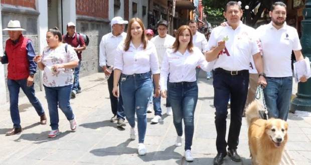 Armenta entrega nogales o limones, en el centro de Puebla