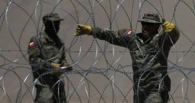 Texas refuerza barricada de alambre, para evitar cruce de frontera