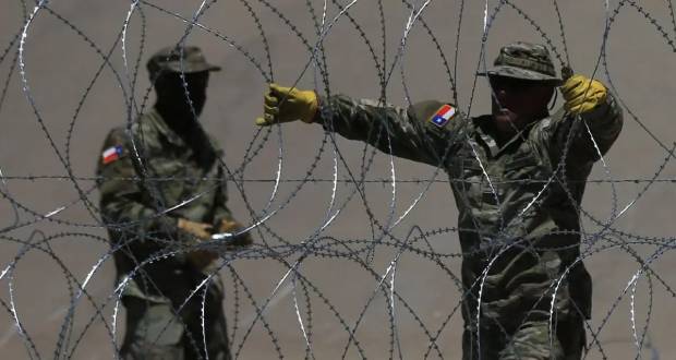 Texas refuerza barricada de alambre, para evitar cruce de frontera