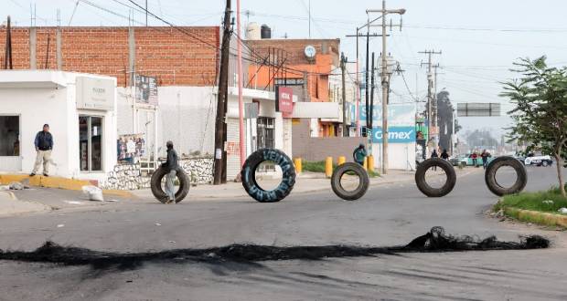 Habitantes de San Matías Cocoyotla, en San Pedro Cholula, bloquearon la carretera federal a Huejotzingo.