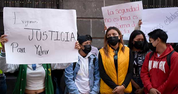 Alumnos protestan contra abuso policial en Puebla; suspenden a elementos 