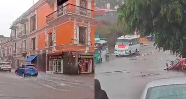 Tras aguacero, colapsa drenaje y autos quedan varados en calles de Puebla