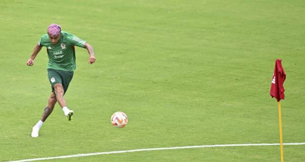 Mexicano Julián Araujo, con pie fuera del Barcelona
