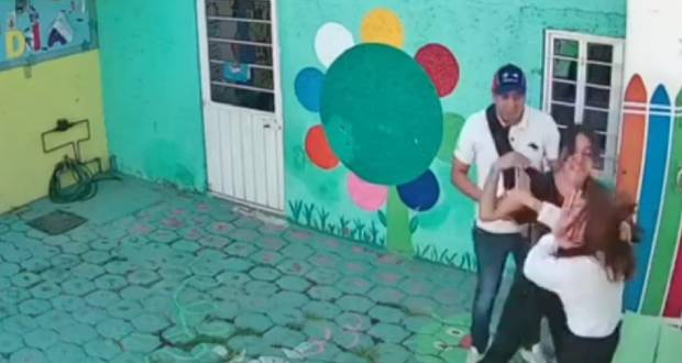 Padres de familia encañonan y golpean a una maestra, en EdoMex