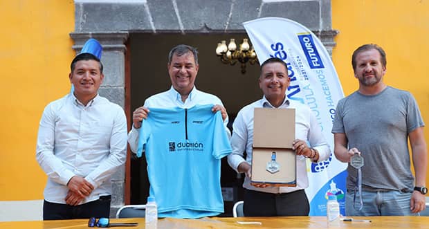 Presentan playera oficial y medalla de Duatlón 2023 en San Andrés Cholula