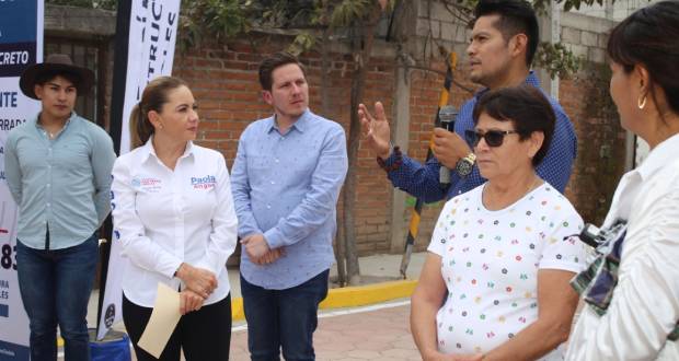 Paola Angón entrega obra integral de calle, en barrio de Xixitla