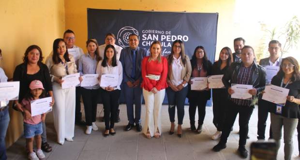 Paola Angón entrega premio al mérito, a servidores públicos