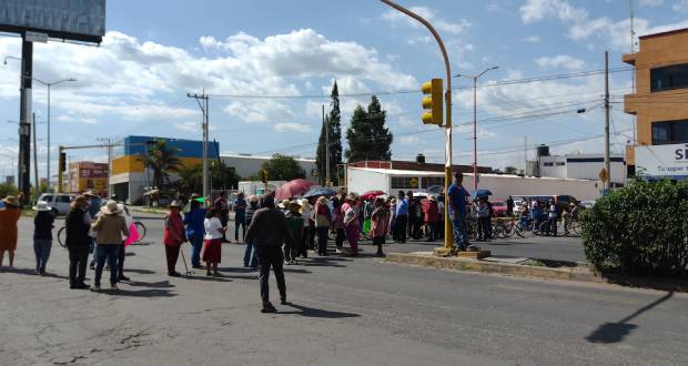 Colonos de bloquean carretera México-Puebla; protestan por pozo.