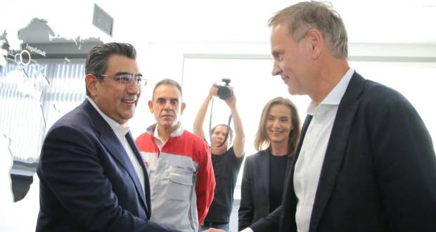 Sergio Salomón se reúne con directivos de Audi y VW; por electromovilidad.