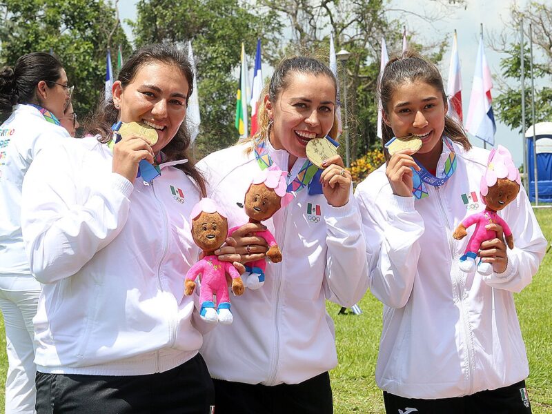 México domina el tiro con arco por equipos y se lleva 2 oros en JJCC