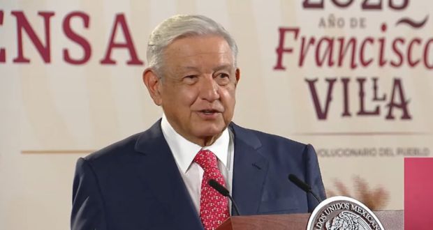 AMLO asegura que la pobreza va a la baja; exhibe aumento migratorio con Fox