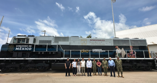 AMLO presenta primera locomotora de Tren Interoceánico
