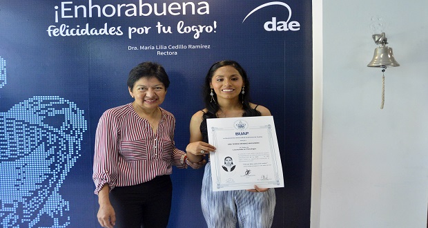 Estudiante BUAP con discapacidad visual se titula en psicología