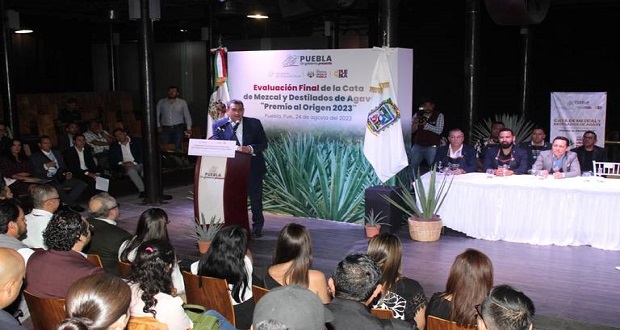 Gobierno de Puebla y mezcaleros celebran el “Premio al Origen 2023”