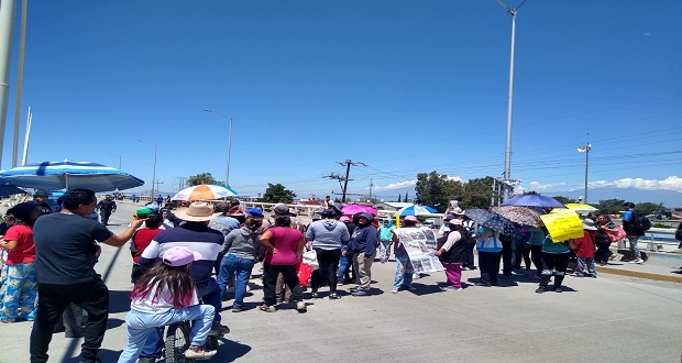 Vecinos cierran puente de La Resurrección, exigen agua y semáforo