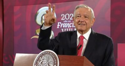 AMLO celebra decisión de Marcelo Ebrard por continuar en Morena. Foto: Especial.