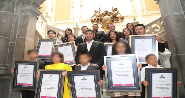 Rivera entrega galardones del Premio Municipal de la Juventud