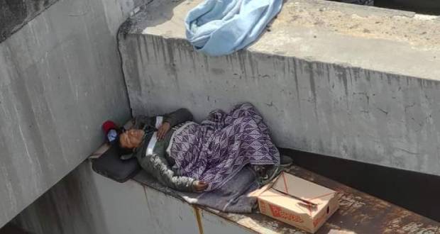 Hombre duerme sobre la trabe del distribuidor Juárez-Serdán