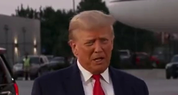 Donald Trump sale en libertad; paga fianza de 200 mil dólares.