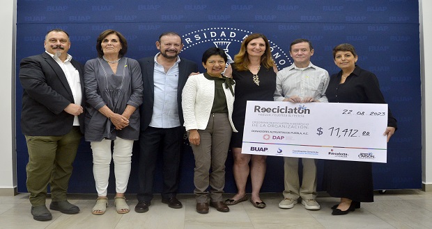 Rectora de la BUAP entrega cheque del Reciclatón 2023 a DAP