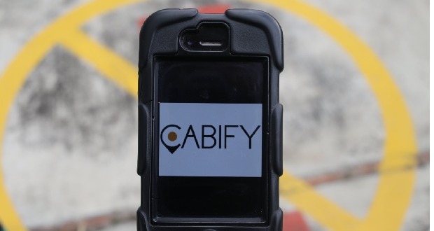 App de transporte ejecutivo ilegales, siguen operando en Puebla