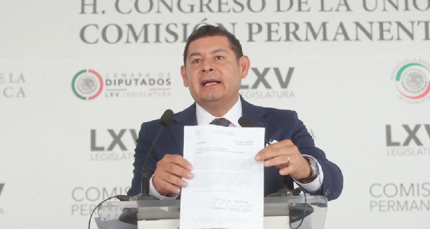 Alejandro Armenta respalda a AMLO por libros de texto gratuitos