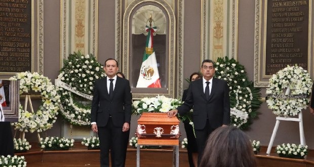 Los 3 poderes de Puebla homenajean a diputada Aurora Sierra