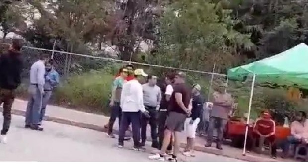 Ambulantes pelean por asegurar un lugar en nueva sede del Congreso