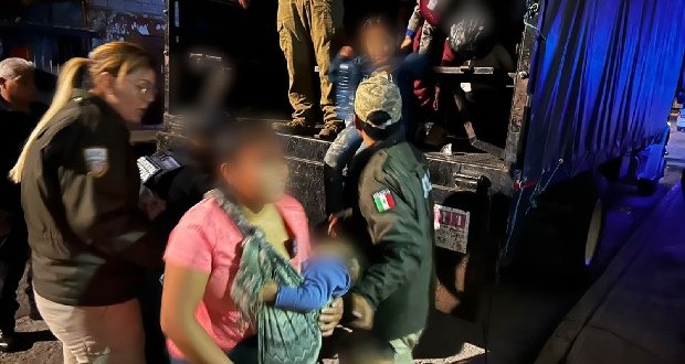 Tráiler llevaba hacinados a 231 migrantes en la México-Puebla