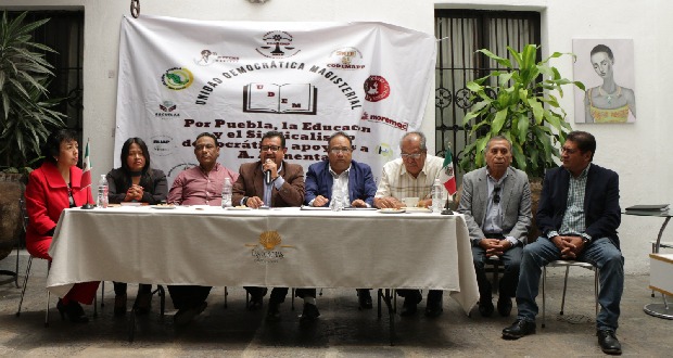 Maestros poblanos de UDEM a favor de distribución de libros de texto
