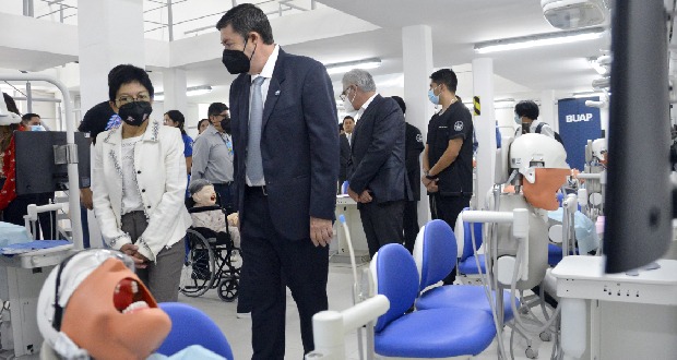 Inaugura BUAP laboratorios en la Facultad de Estomatología