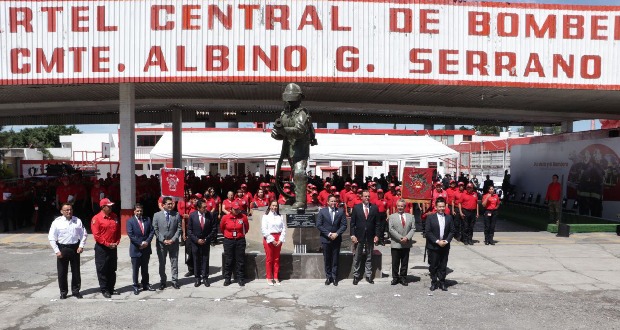 Sedif reconoce a la Policía Estatal Bomberos en su día; develan placa