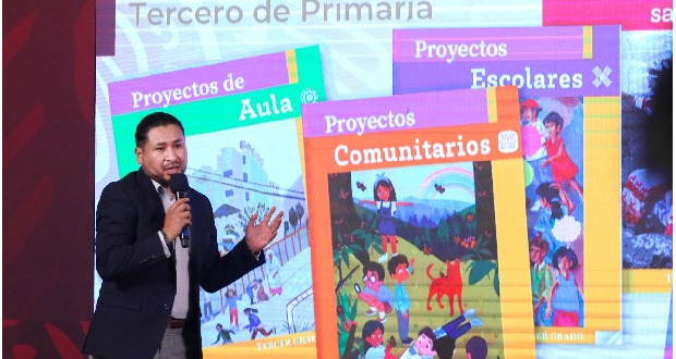 Padres de familia en Puebla avalan libros de texto; piden no politizar