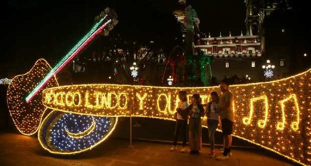 Rivera y Aquino encienden iluminación para festejos patrios