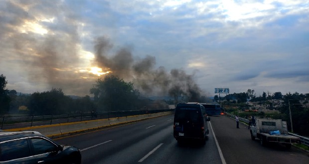 Bloquean autopista México-Puebla