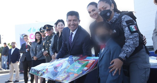 Eduardo Rivera condecora a 9 policías municipales