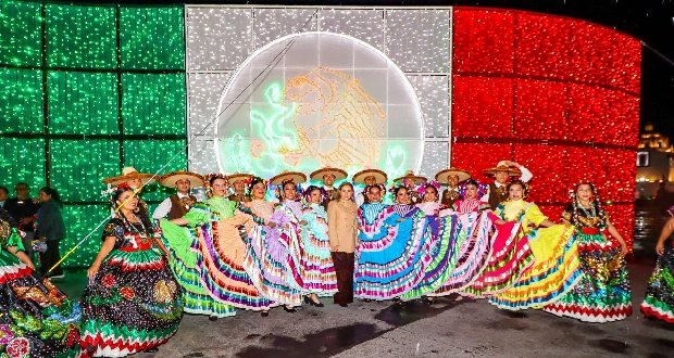 Paola Angón enciende adornos patrios en el Zócalo de San Pedro Cholula
