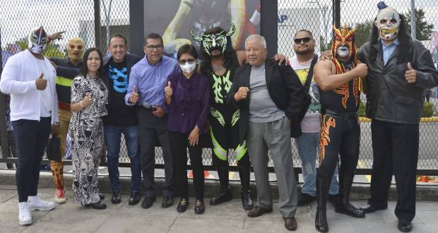 Rectora de la BUAP inaugura exposición de lucha libre en CCU