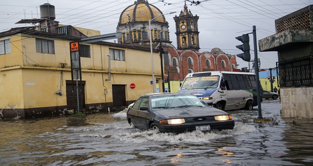 Lluvia intensa en Puebla capital, genera inundaciones en varios puntos