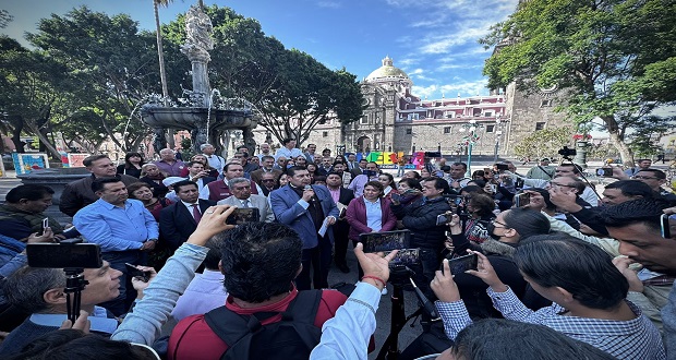 Alejandro Armenta recorre calles en el centro de Puebla capital