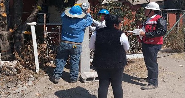Antorchistas realizan segundo tramo de electrificación en Acajete