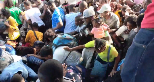 Cientos de migrantes irrumpen la Comar, piden refugio inmediato