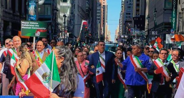 Céspedes asiste al desfile de México en NY; reconoce a migrantes poblanos
