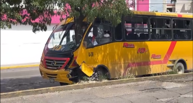 Ruta 10 se estrella contra árbol frente a Plaza Dorada, deja 19 lesionado